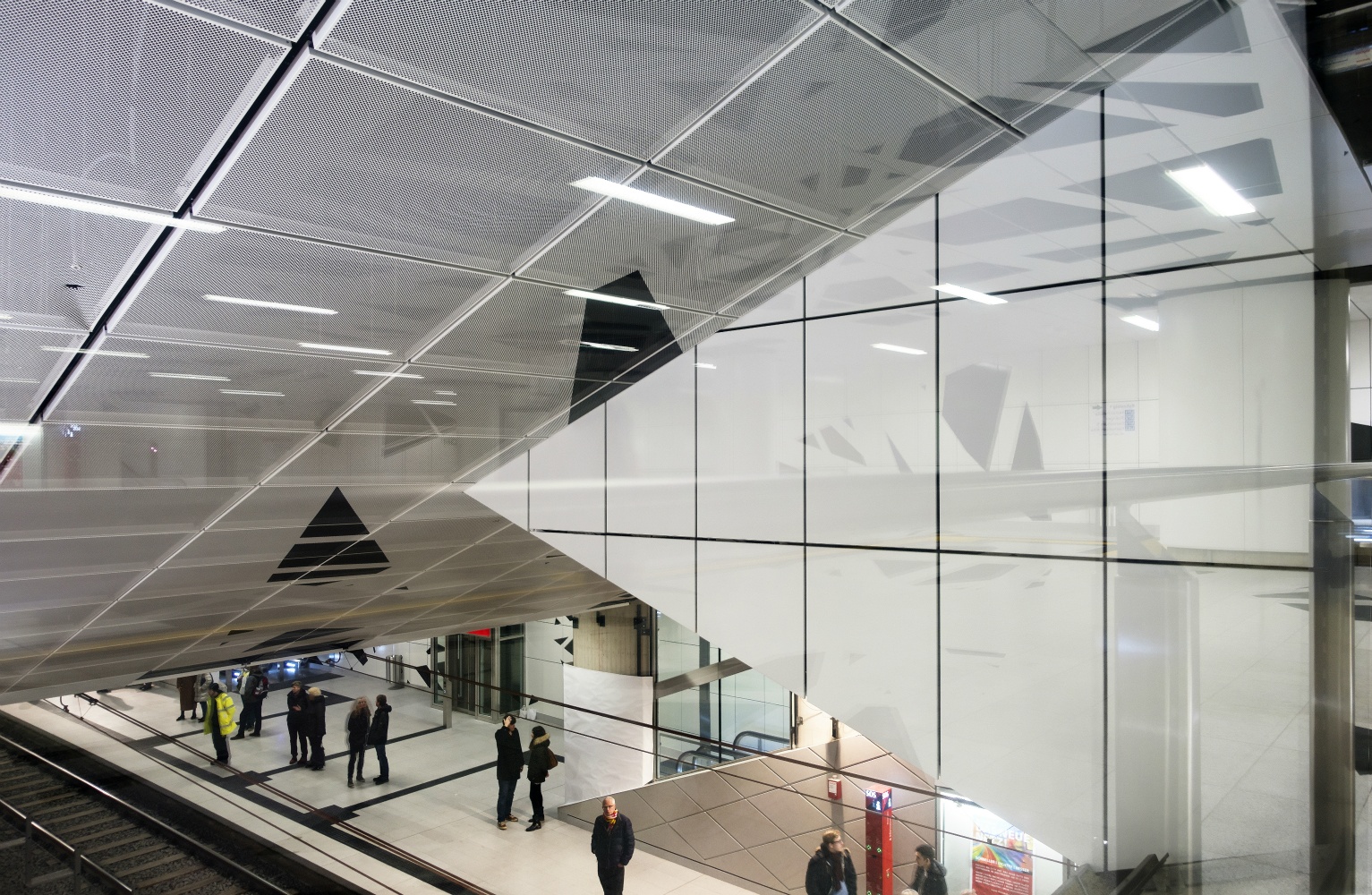 U-Bahn Wehrhahlinie, Haltestelle Pempelforter Str. 2016 (Installation „Surround“ von Heike Klussmann 2016)